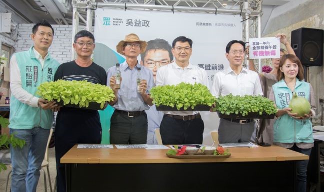 吳益政(右)宣示以「陽光好經濟」取代「黑金壞經濟」。 圖:吳益政競總/提供 吳益政(右)宣示以「陽光好經濟」取代「黑金壞經濟」。 圖:吳益政競總/提供