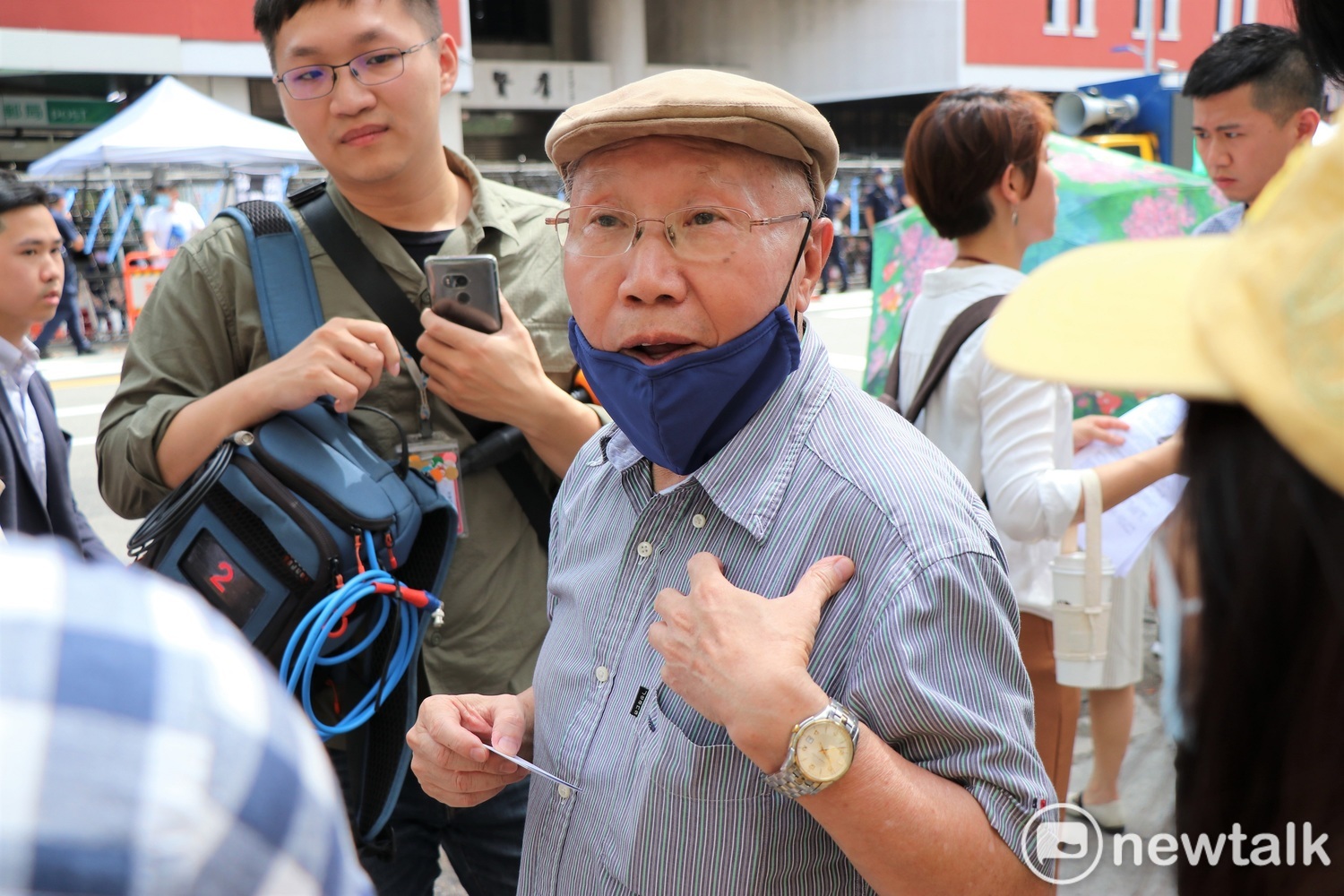 前立委陳昭南(戴帽者)從留學歐洲再到美國參與美麗島週報,再轉回台灣參與民進黨,主要抗爭的是「國民黨的一黨獨大」,沒想到今天要出來抗爭「支持一輩子的民進黨」。對此他非常沈痛地說,民進黨拋棄了基層農民。 圖:謝孟華/攝 前立委陳昭南(戴帽者)從留學歐洲再到美國參與美麗島週報,再轉回台灣參與民進黨,主要抗爭的是「國民黨的一黨獨大」,沒想到今天要出來抗爭「支持一輩子的民進黨」。對此他非常沈痛地說,民進黨拋棄了基層農民。 圖:謝孟華/攝