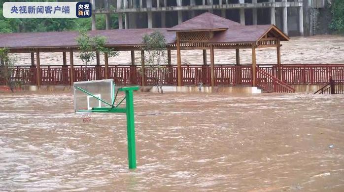 雲南昭通暴雨,籃球場變河流。 圖 : 翻攝自央視新聞 雲南昭通暴雨,籃球場變河流。 圖 : 翻攝自央視新聞