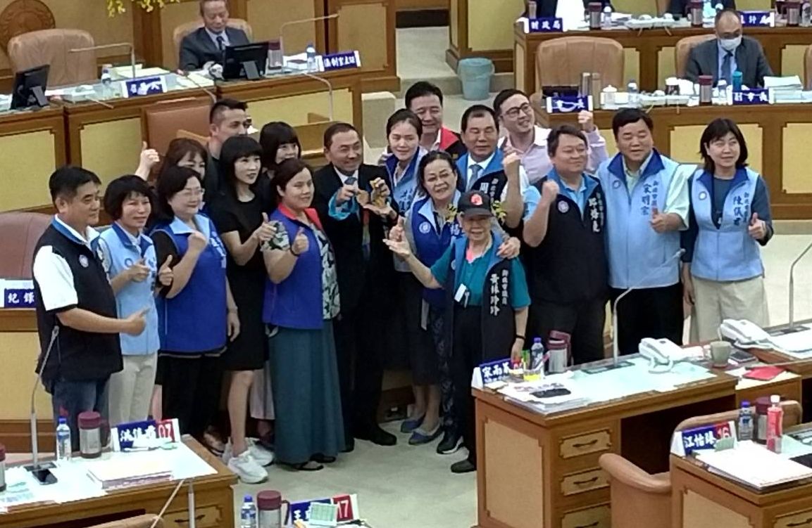 新北市議會國民黨團將三面奧運象徵性捐贈市長侯友宜,籲請成立體育局。 圖:王峻昌/攝 新北市議會國民黨團將三面奧運象徵性捐贈市長侯友宜,籲請成立體育局。 圖:王峻昌/攝