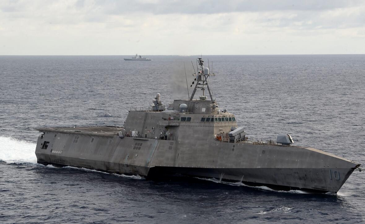 吉福茲號的不遠處出現了一艘中國海軍054A護衛艦的身影。 圖 : 翻攝自美國太平洋艦隊臉書 吉福茲號的不遠處出現了一艘中國海軍054A護衛艦的身影。 圖 : 翻攝自美國太平洋艦隊臉書