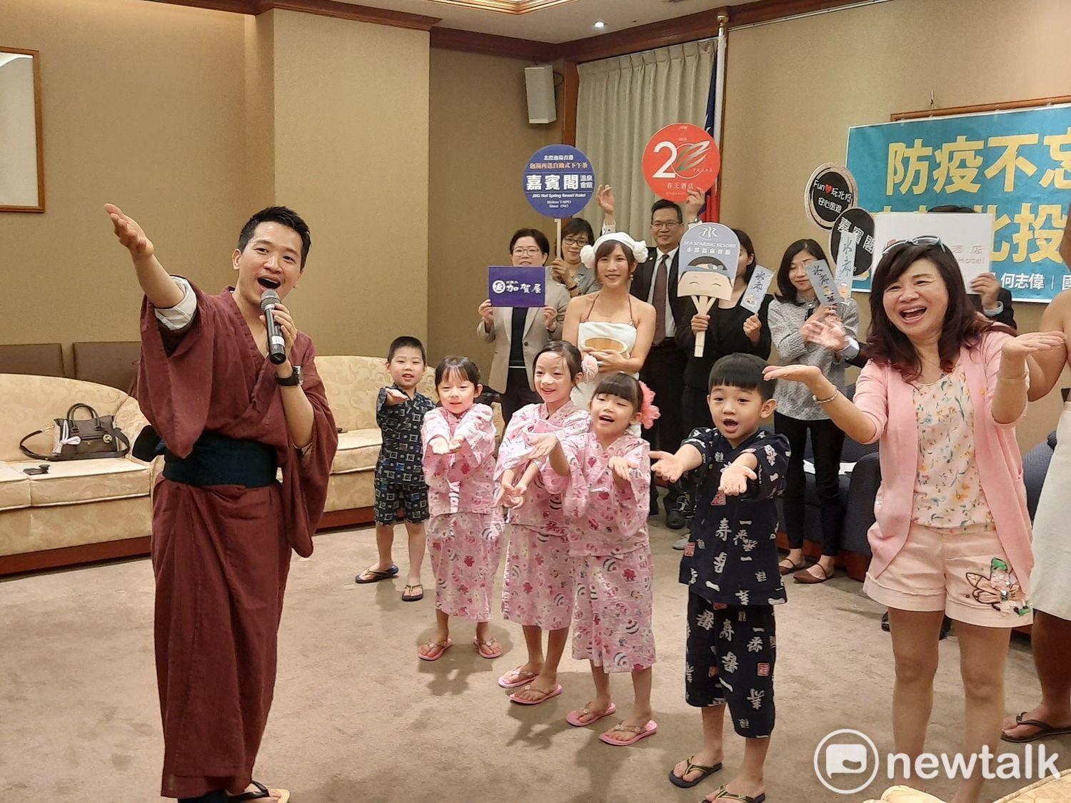 記者會找來小朋友唱跳,呼籲大家來北投泡溫泉。 圖:陳佩君/攝 記者會找來小朋友唱跳,呼籲大家來北投泡溫泉。 圖:陳佩君/攝