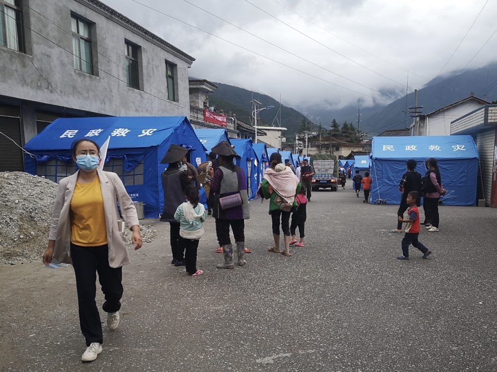 大堡子村村民轉移到了原曹古鄉鄉政府臨時安置點。 圖:翻攝自新京報 大堡子村村民轉移到了原曹古鄉鄉政府臨時安置點。 圖:翻攝自新京報