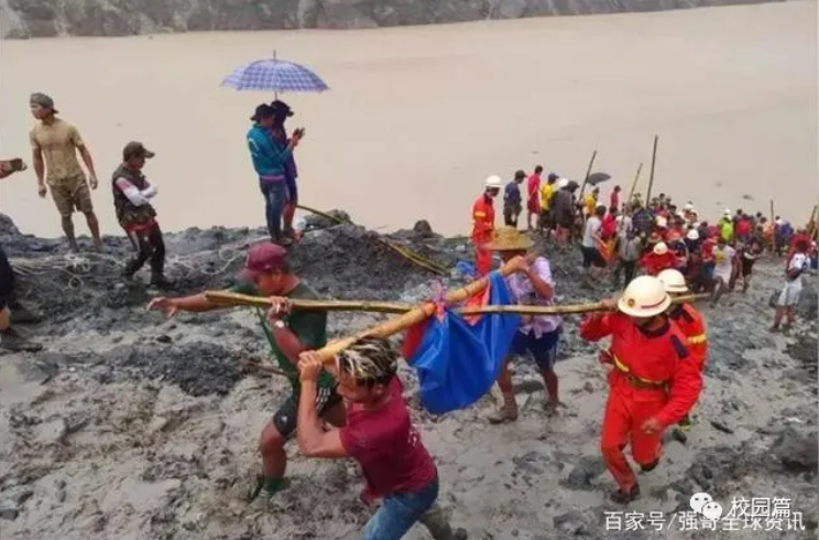 當地官員指出,因為持續降雨緣故,救援人員無法深入事發地點救援,只能打撈漂浮的遺體。 圖:翻攝自微博 當地官員指出,因為持續降雨緣故,救援人員無法深入事發地點救援,只能打撈漂浮的遺體。 圖:翻攝自微博