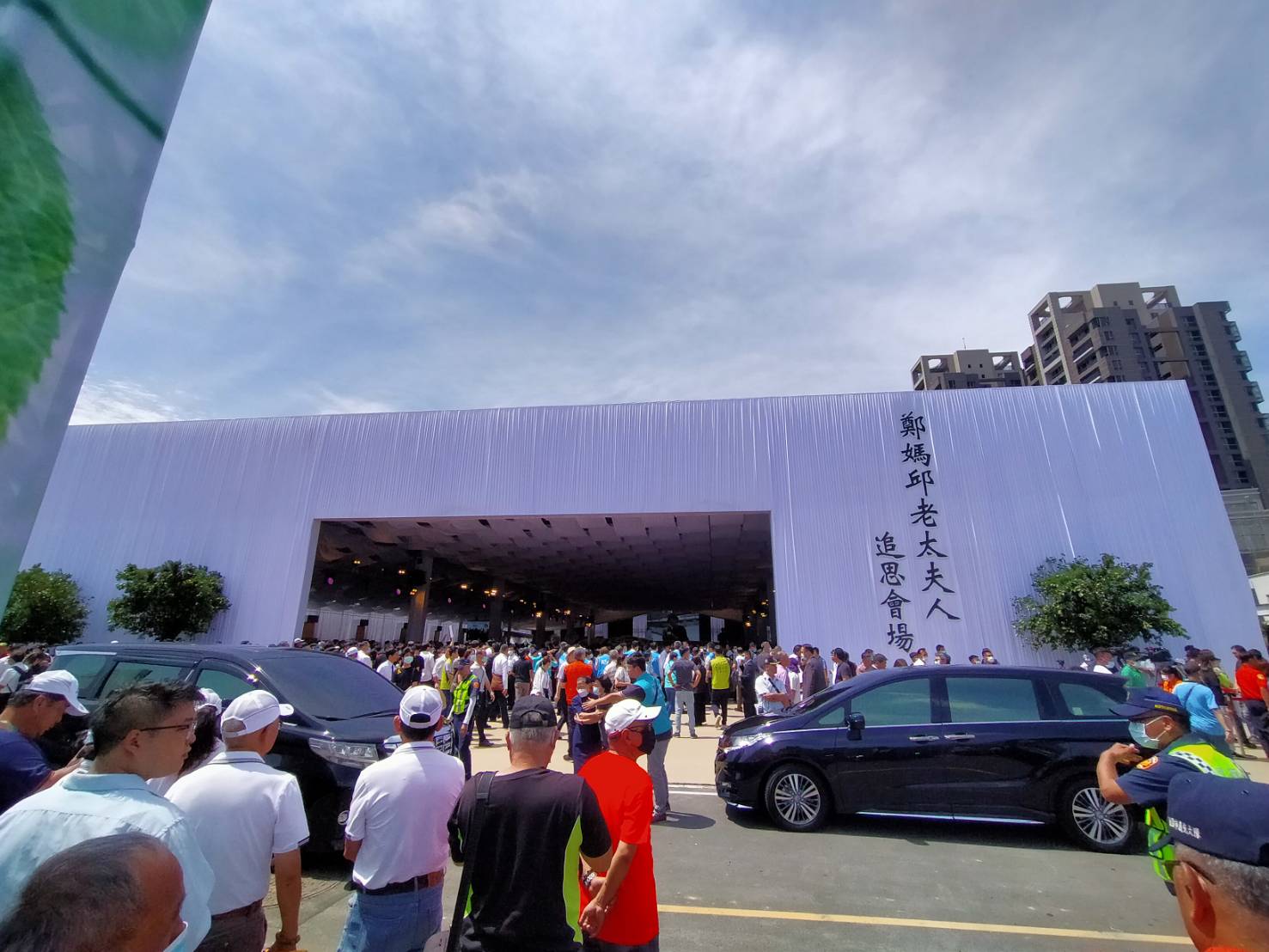 桃園市長鄭文燦母親公祭今 (4) 天早上10點舉辦,現場陸續湧入人潮,預估有8千多個團體、超過2萬人參與。 圖: 林昀真/攝 桃園市長鄭文燦母親公祭今 (4) 天早上10點舉辦,現場陸續湧入人潮,預估有8千多個團體、超過2萬人參與。 圖: 林昀真/攝