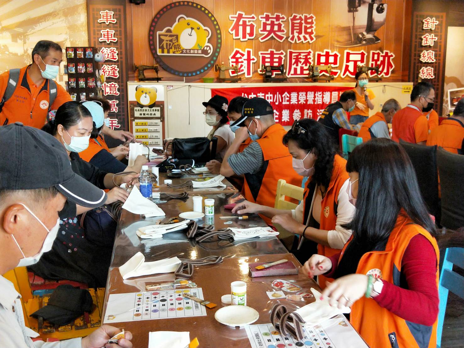 在布英熊文創館可以用蝶古巴特,DIY專屬自己的帆布包。 圖 : 台中市政府/提供 在布英熊文創館可以用蝶古巴特,DIY專屬自己的帆布包。 圖 : 台中市政府/提供