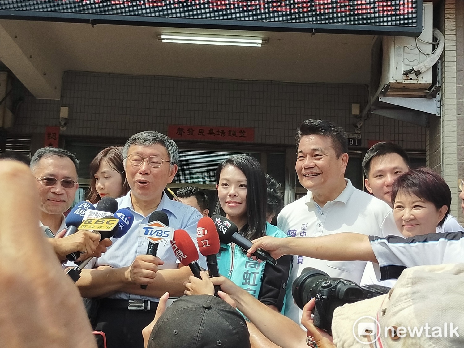 高虹安與陳廷秀成立聯合服務處,柯文哲與盧秀燕都來站台。 圖 : 唐復年/攝 高虹安與陳廷秀成立聯合服務處,柯文哲與盧秀燕都來站台。 圖 : 唐復年/攝