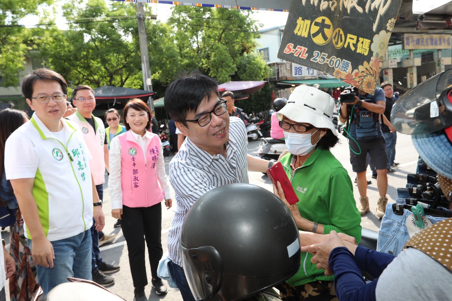 對於自己被對手李眉蓁揶揄「叔叔」,陳其邁認為,選舉最重要的是想法,而不是年齡,年齡不是問題。 圖:翻攝自陳其邁臉書粉絲團 對於自己被對手李眉蓁揶揄「叔叔」,陳其邁認為,選舉最重要的是想法,而不是年齡,年齡不是問題。 圖:翻攝自陳其邁臉書粉絲團