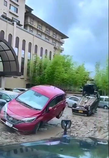 日本熊本縣暴雨成災,路上到處可見被洪水沖得東倒西歪的車輛,滿目瘡痍。 圖:翻攝自Advance World News推特 日本熊本縣暴雨成災,路上到處可見被洪水沖得東倒西歪的車輛,滿目瘡痍。 圖:翻攝自Advance World News推特