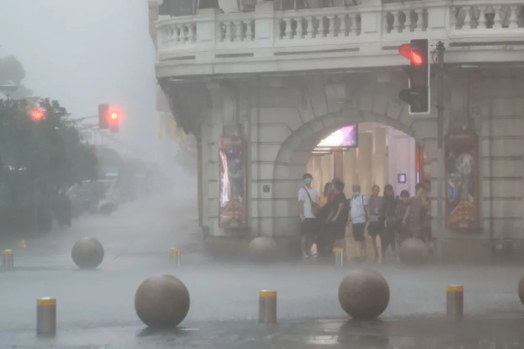 上海暴雨藍色預警信號更新為暴雨黃色預警信號 圖:擷取至上海氣象 上海暴雨藍色預警信號更新為暴雨黃色預警信號 圖:擷取至上海氣象