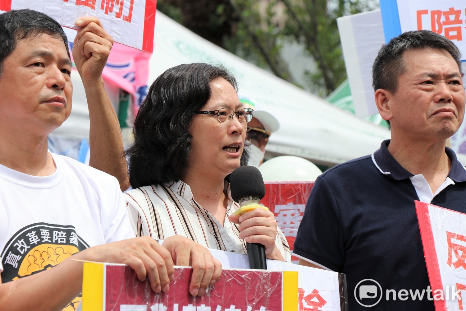 民眾黨立委賴香伶點名民進黨立法院總召柯建銘,批評他協商時傲慢,態度讓在野黨無法接受。 圖:謝孟華/攝 民眾黨立委賴香伶點名民進黨立法院總召柯建銘,批評他協商時傲慢,態度讓在野黨無法接受。 圖:謝孟華/攝