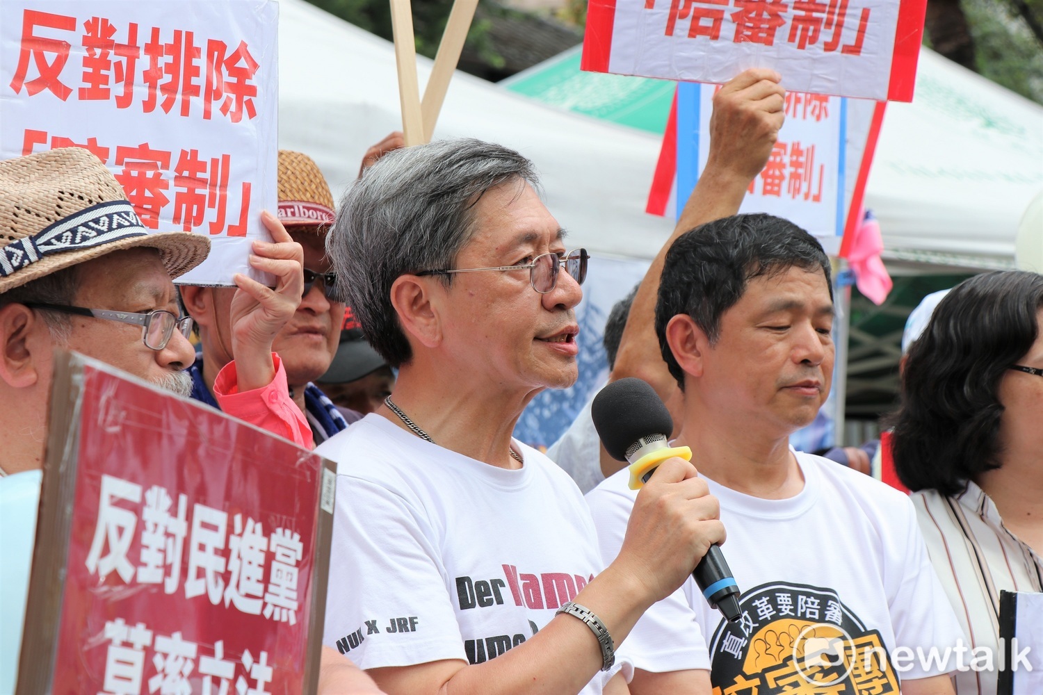 民間司改會董事長林永頌指出,民進黨行動綱領支持陪審制,完全執政後卻說陪審制是災難。 圖:謝孟華/攝 民間司改會董事長林永頌指出,民進黨行動綱領支持陪審制,完全執政後卻說陪審制是災難。 圖:謝孟華/攝