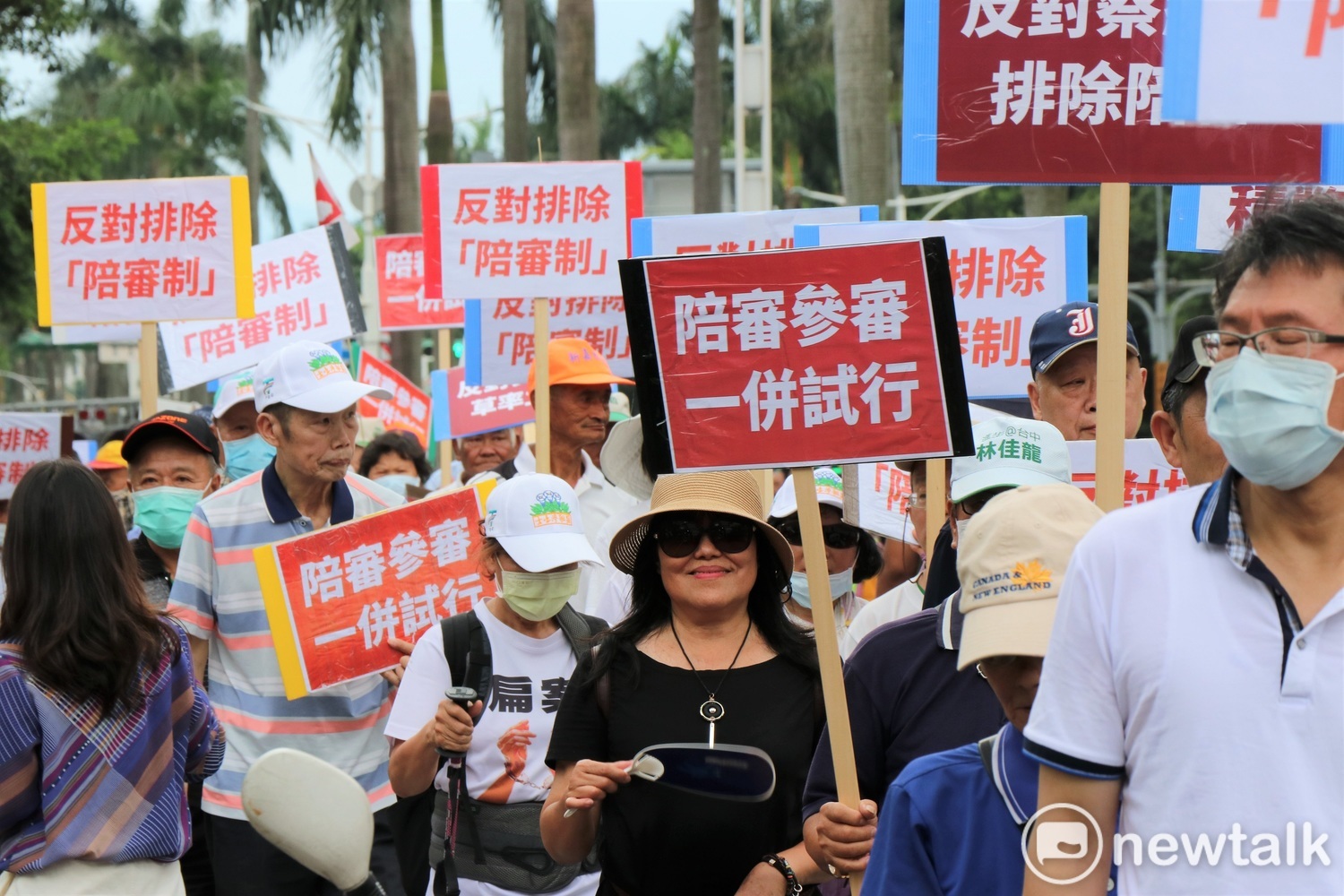 上百位群眾走上街頭,手持「陪審參審一併試行」看板,呼籲民進黨政府懸崖勒馬,傾聽民意。 圖:謝孟華/攝 上百位群眾走上街頭,手持「陪審參審一併試行」看板,呼籲民進黨政府懸崖勒馬,傾聽民意。 圖:謝孟華/攝