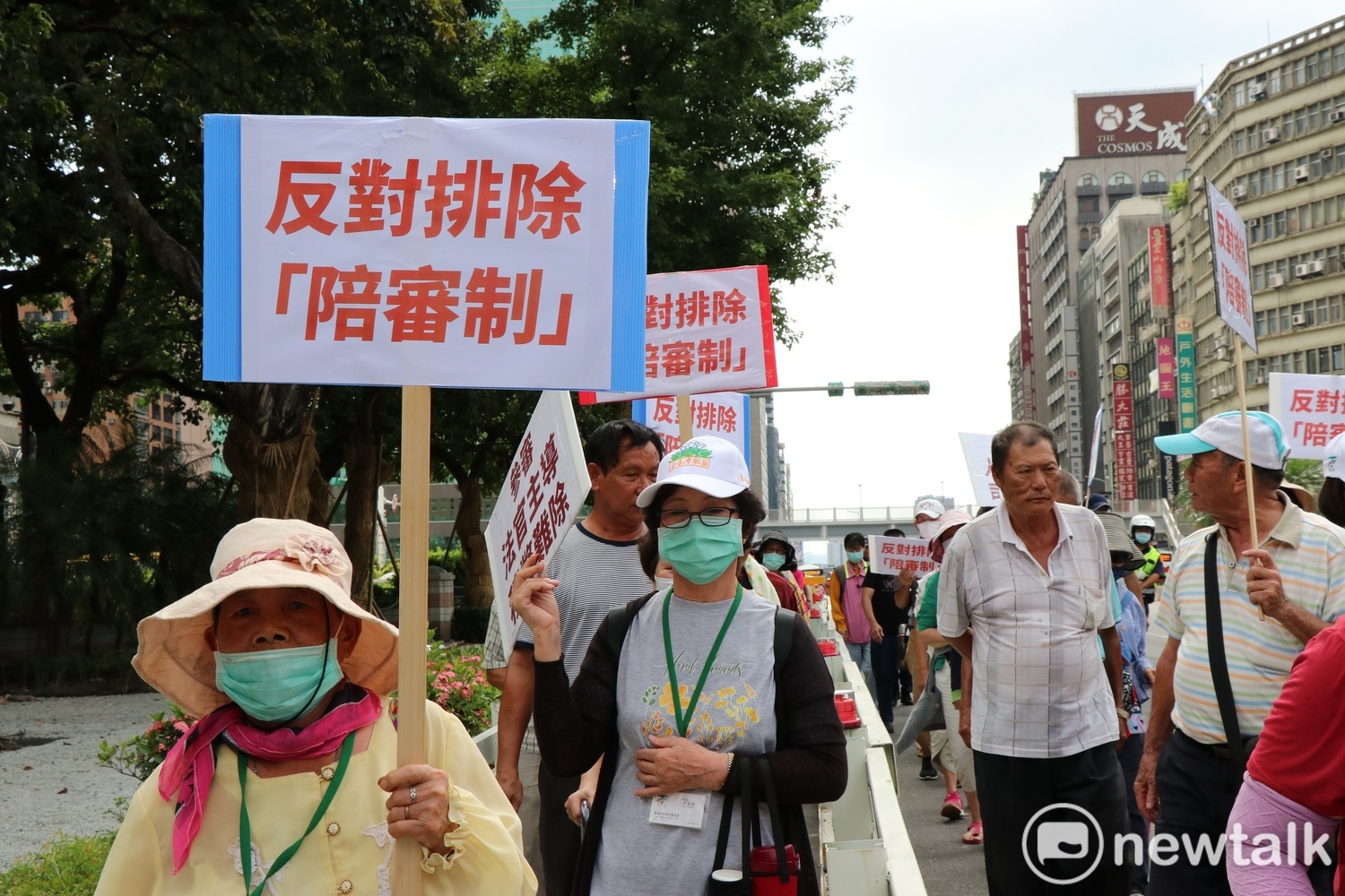 遊行隊伍行經忠孝東路,有民眾擔憂司法院版本草案,將使職業法官主導整個裁判過程。 圖:謝孟華/攝 遊行隊伍行經忠孝東路,有民眾擔憂司法院版本草案,將使職業法官主導整個裁判過程。 圖:謝孟華/攝