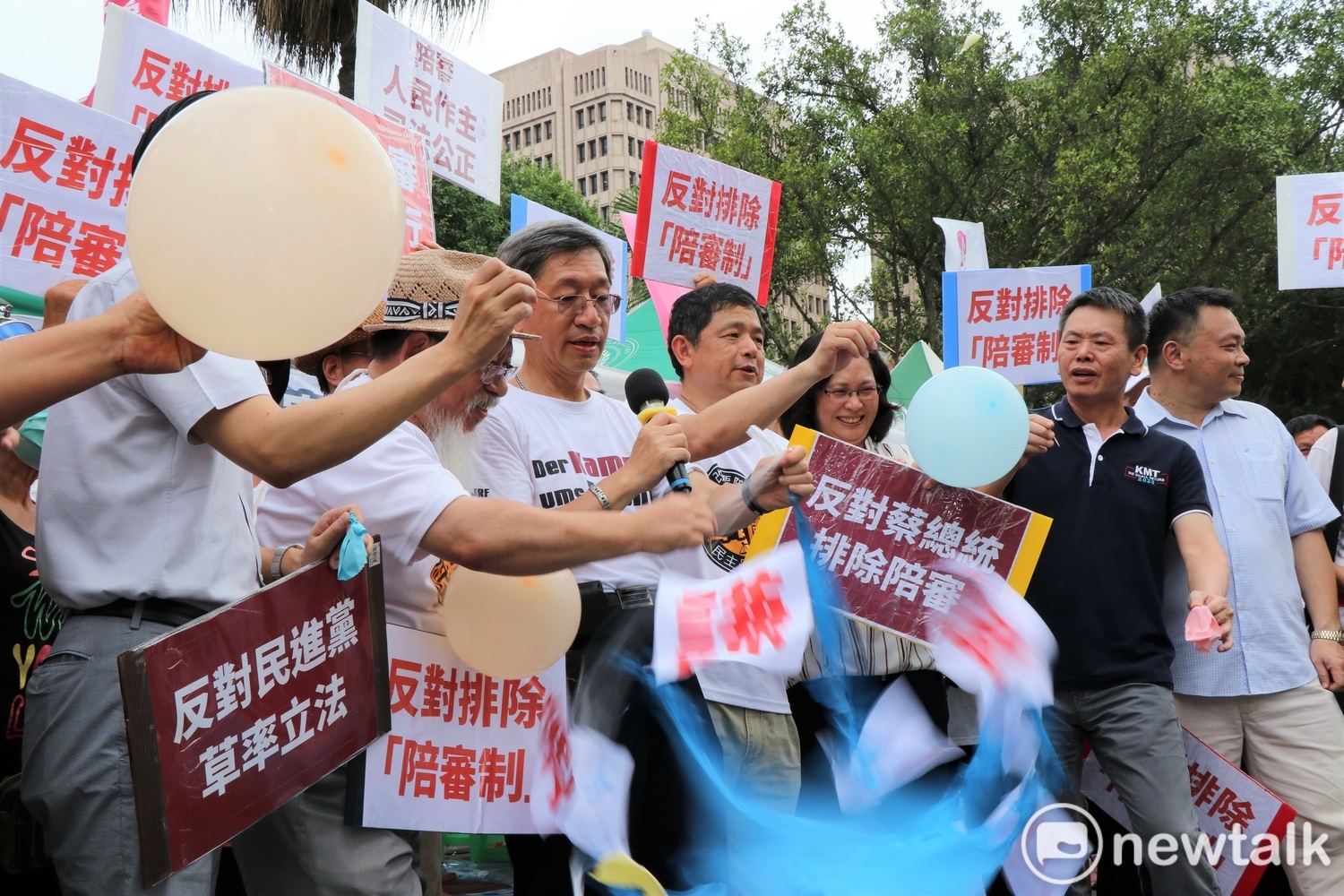 民間司法改革基金會董事長林永頌、台灣陪審團協會理事長鄭文龍與在野黨立委,戳破執政黨名為「謙卑的大汽球」。 圖:謝孟華/攝 民間司法改革基金會董事長林永頌、台灣陪審團協會理事長鄭文龍與在野黨立委,戳破執政黨名為「謙卑的大汽球」。 圖:謝孟華/攝