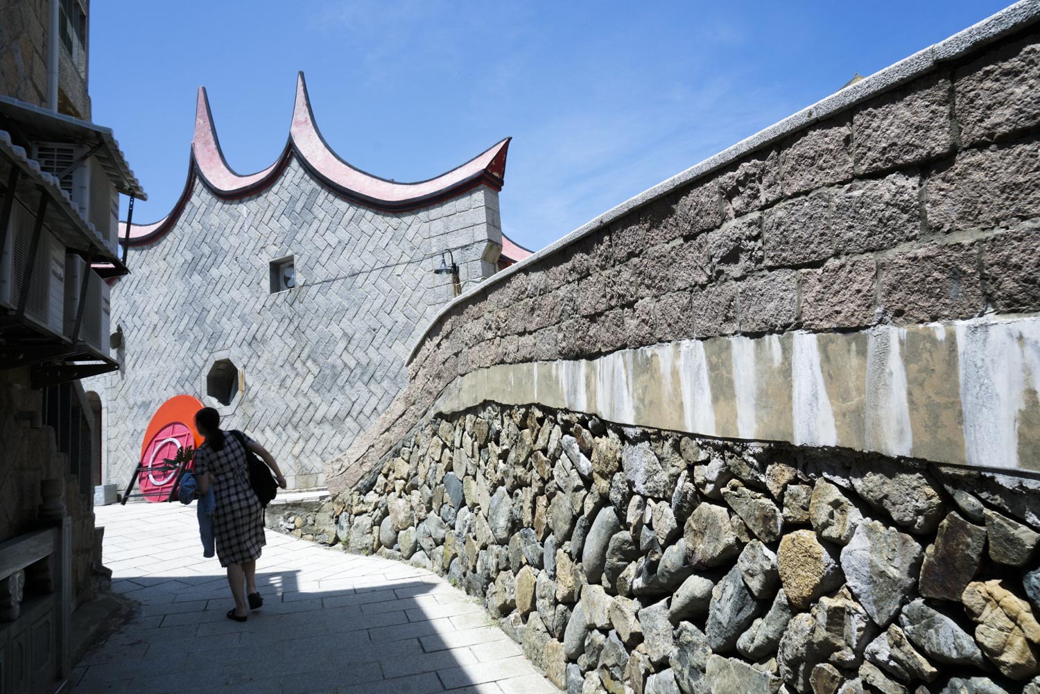 東莒福正村白馬尊王廟『補庫』,曹芷屏回到福正村,代替爸媽參與祭典,由於現在正是東莒的旅遊旺季,她的父母親忙著做民宿、導覽與接送遊客的工作。廟裡的補庫祭典就她代表曹家參加。 圖:張良一/攝 東莒福正村白馬尊王廟『補庫』,曹芷屏回到福正村,代替爸媽參與祭典,由於現在正是東莒的旅遊旺季,她的父母親忙著做民宿、導覽與接送遊客的工作。廟裡的補庫祭典就她代表曹家參加。 圖:張良一/攝
