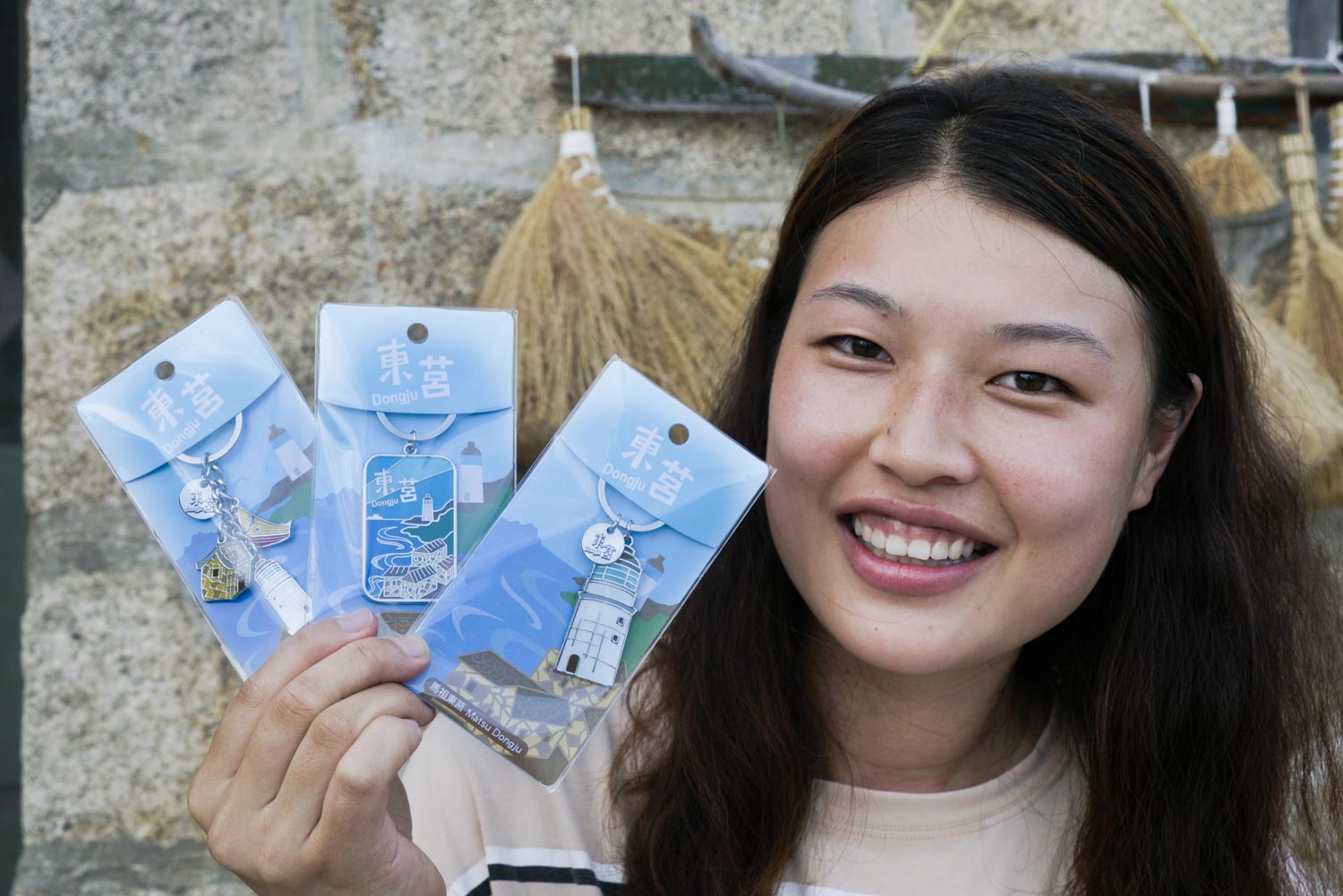 曹芷屏不想要做導覽,也沒有想要做民宿,她想開一間店,讓此地的年輕人知道,其實做不一樣的事情也可以賺到錢,這是她製作的東莒鑰匙圈。 圖:張良一/攝 曹芷屏不想要做導覽,也沒有想要做民宿,她想開一間店,讓此地的年輕人知道,其實做不一樣的事情也可以賺到錢,這是她製作的東莒鑰匙圈。 圖:張良一/攝