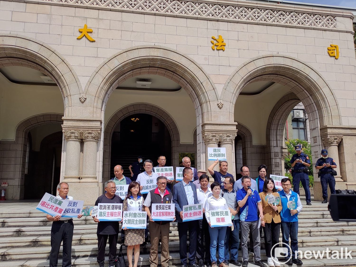 國民黨團與農田水利自救會代表共同赴司法院聲請釋憲。 圖:黃建豪/攝(資料照) 國民黨團與農田水利自救會代表共同赴司法院聲請釋憲。 圖:黃建豪/攝(資料照)