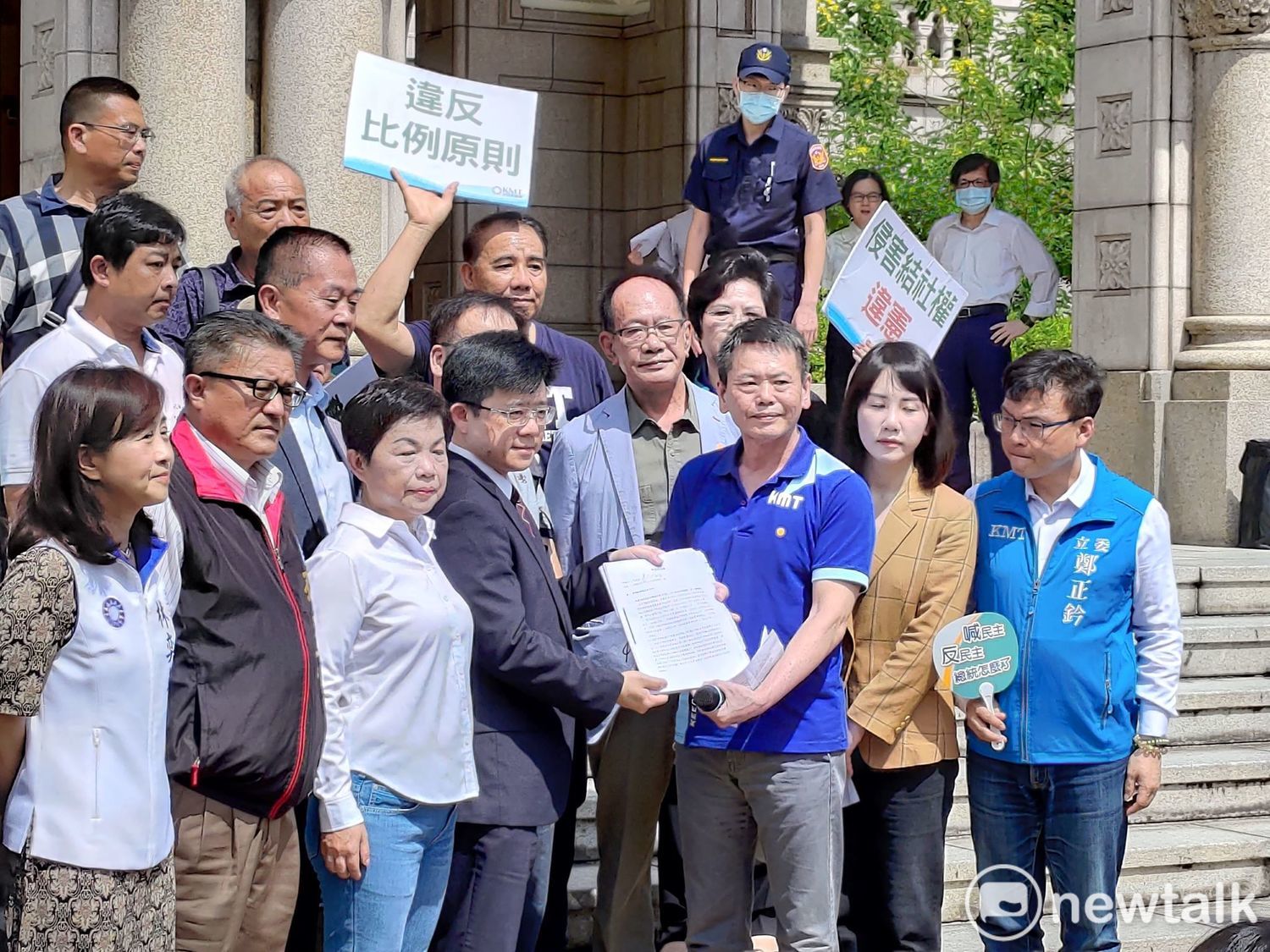 司法院派人接下聲請案。 圖:黃建豪/攝 司法院派人接下聲請案。 圖:黃建豪/攝