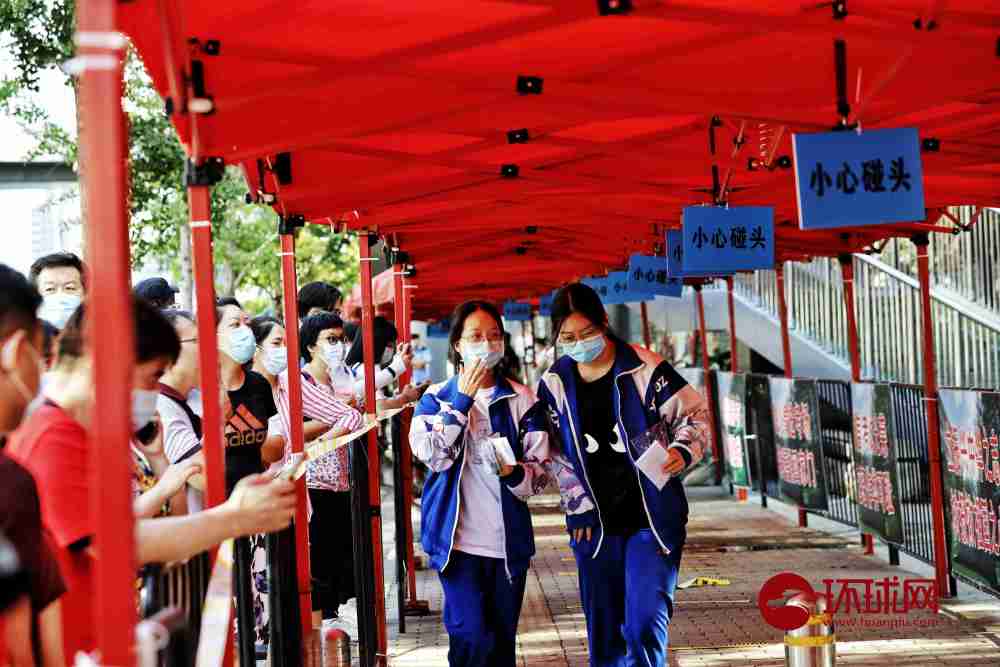 中國高考,考生走進考場。 圖 : 翻攝自新華網 中國高考,考生走進考場。 圖 : 翻攝自新華網