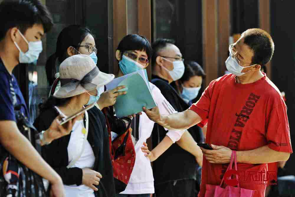 考生同樣憑身分證、准考證進考場,但境外或外地考生未滿14天隔離觀察期限者,需要提供考前核酸檢測陰性證明,才可以參加考試。 圖 : 翻攝自新華網 考生同樣憑身分證、准考證進考場,但境外或外地考生未滿14天隔離觀察期限者,需要提供考前核酸檢測陰性證明,才可以參加考試。 圖 : 翻攝自新華網