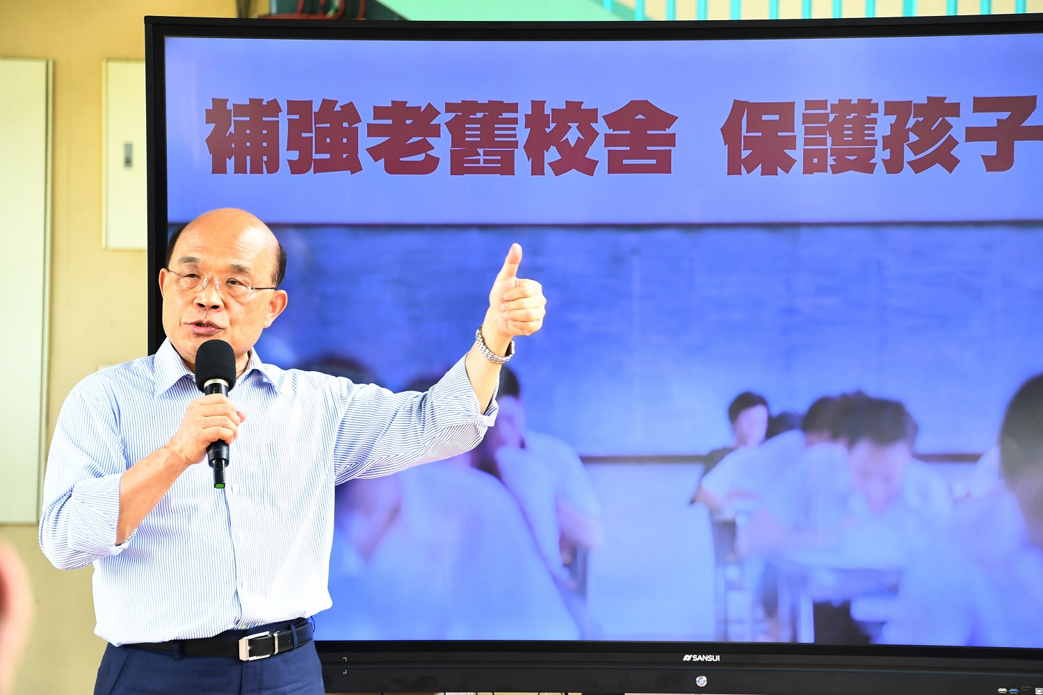 行政院長蘇貞昌今(7)天南下視察台南市老舊校舍改善情形。 圖:行政院提供 行政院長蘇貞昌今(7)天南下視察台南市老舊校舍改善情形。 圖:行政院提供
