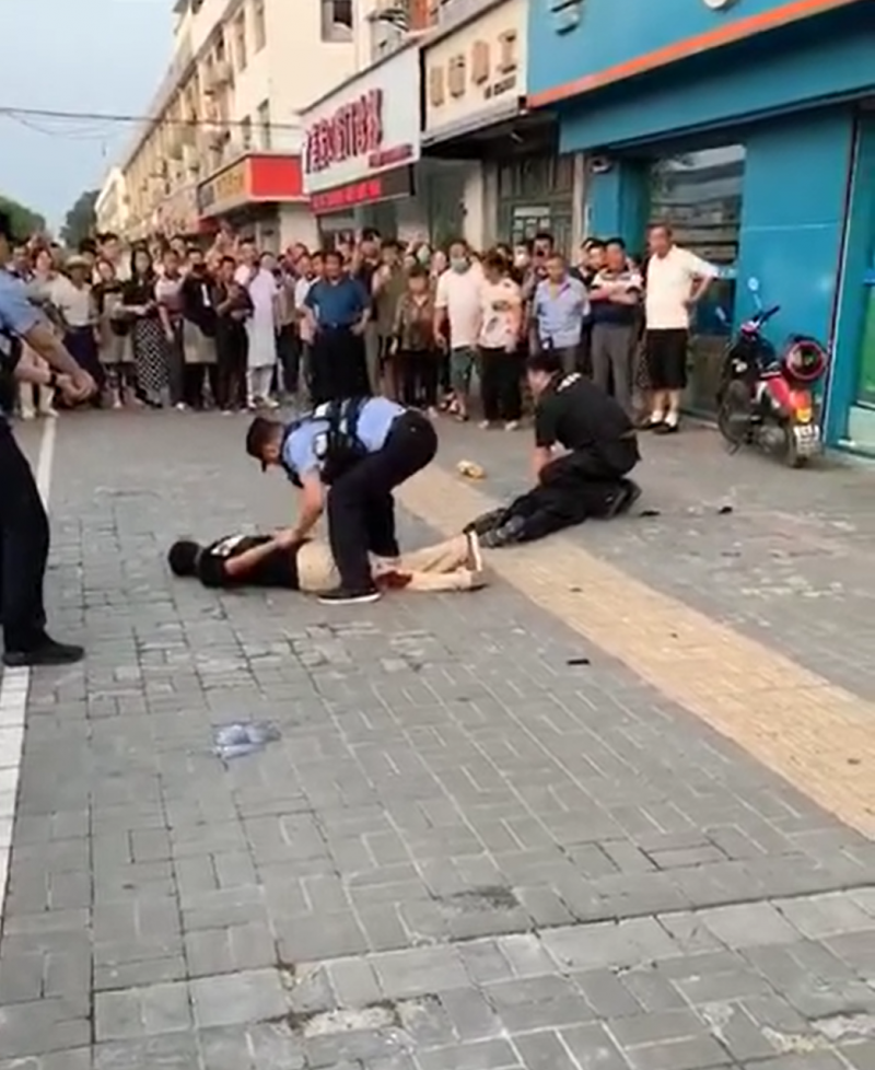 大陸警方當場制服兩名殺警通緝犯。 圖 : 翻攝自新晚報 大陸警方當場制服兩名殺警通緝犯。 圖 : 翻攝自新晚報