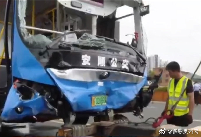 中國貴州衝撞進水庫的公車已打撈上岸 圖 : 翻攝自多彩貴州網 中國貴州衝撞進水庫的公車已打撈上岸 圖 : 翻攝自多彩貴州網