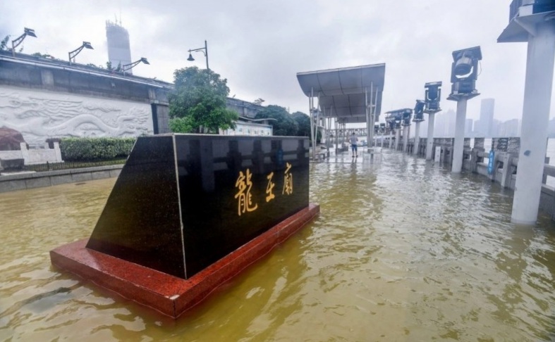 7月6日長江水已漫上位於湖北武漢的龍王廟觀景平台。 圖:翻攝自微博 7月6日長江水已漫上位於湖北武漢的龍王廟觀景平台。 圖:翻攝自微博