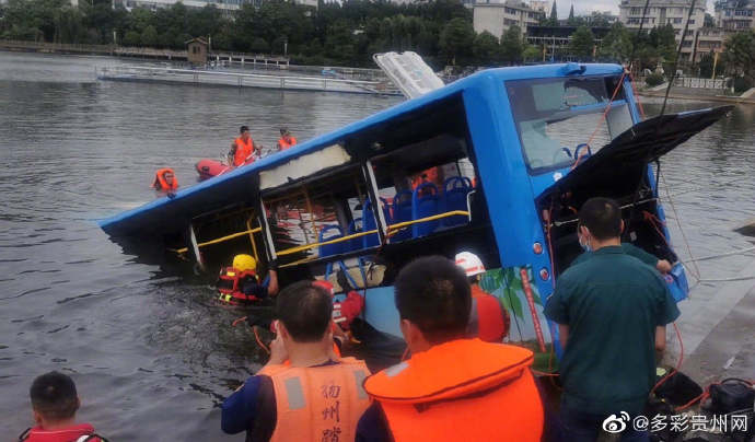 中國貴州衝撞進水庫的公車已打撈上岸 圖 : 翻攝自多彩貴州網 中國貴州衝撞進水庫的公車已打撈上岸 圖 : 翻攝自多彩貴州網