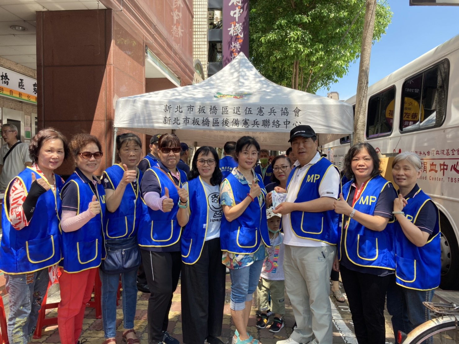 新北市議員周勝考(右三)向市府建設設第二行政中心。 圖:周勝考提供 新北市議員周勝考(右三)向市府建設設第二行政中心。 圖:周勝考提供