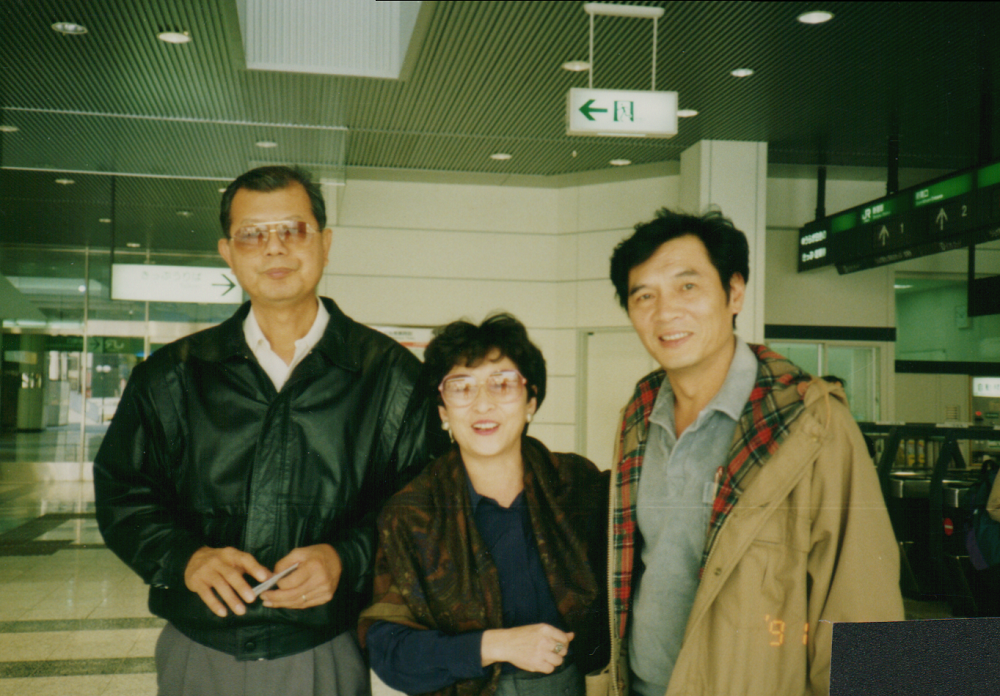 現任獨盟主席陳南天(左)在1991年台獨聯盟歐洲本部主席何康美(中間)和巴西本部主席周叔夜(右)闖關前,護送他們兩位到機場。 圖:台獨聯盟/提供 現任獨盟主席陳南天(左)在1991年台獨聯盟歐洲本部主席何康美(中間)和巴西本部主席周叔夜(右)闖關前,護送他們兩位到機場。 圖:台獨聯盟/提供