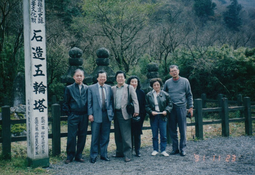 1991年11月30日台獨聯盟中央委員宋重陽(宗像隆辛)(左三)負責安排獨盟歐洲本部主席何康美和獨盟巴西本部主席周叔夜(右一)闖關返台前合照留念,左二為主席張燦鍙。 圖:台獨聯盟/提供 1991年11月30日台獨聯盟中央委員宋重陽(宗像隆辛)(左三)負責安排獨盟歐洲本部主席何康美和獨盟巴西本部主席周叔夜(右一)闖關返台前合照留念,左二為主席張燦鍙。 圖:台獨聯盟/提供