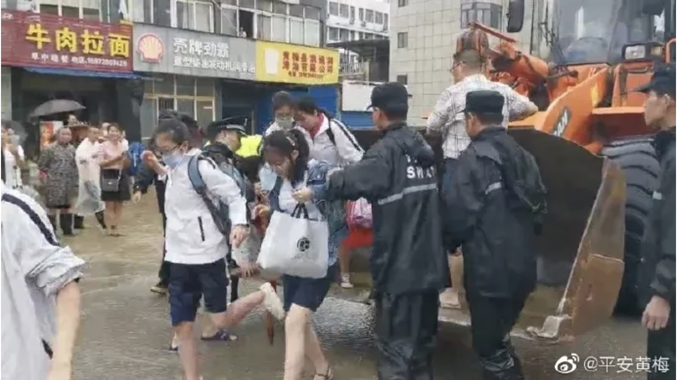 高考生從推土機走下來。 高考生從推土機走下來。