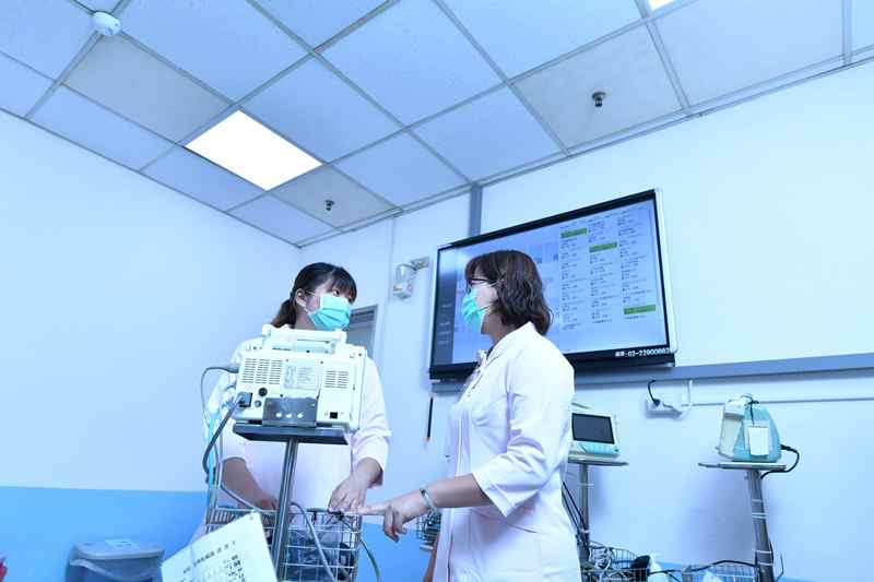 臺北榮總新竹分院護理站導入工研院的「同色異譜人因照明技術」,可藉由調控燈光波長,讓護理人員的工作和休息都更有效率。 圖:工研院/提供 臺北榮總新竹分院護理站導入工研院的「同色異譜人因照明技術」,可藉由調控燈光波長,讓護理人員的工作和休息都更有效率。 圖:工研院/提供