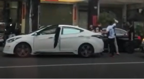 五、六名惡煞當街持棍棒砸車傷人,被台中市議員施志昌全程錄下。 台中市議員施志昌/提供 五、六名惡煞當街持棍棒砸車傷人,被台中市議員施志昌全程錄下。 台中市議員施志昌/提供