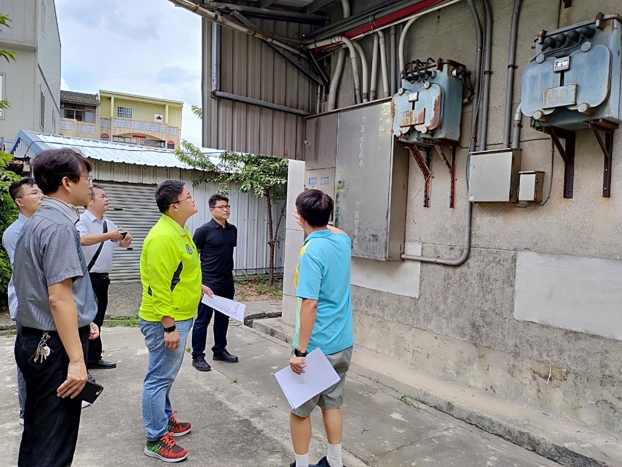 台中市議員施志昌到學校會勘電力設施。 台中市議員施志昌/提供 台中市議員施志昌到學校會勘電力設施。 台中市議員施志昌/提供