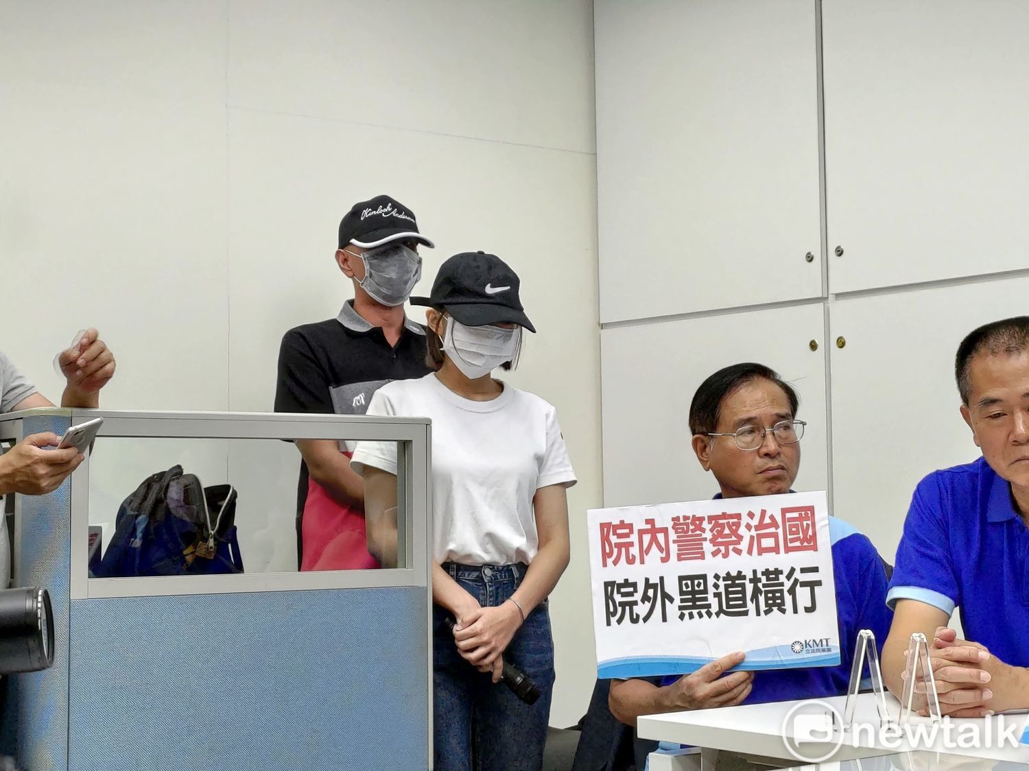 林為洲助理(前)、孔文吉助理(後)都接到恐嚇電話。 圖:黃建豪/攝 林為洲助理(前)、孔文吉助理(後)都接到恐嚇電話。 圖:黃建豪/攝