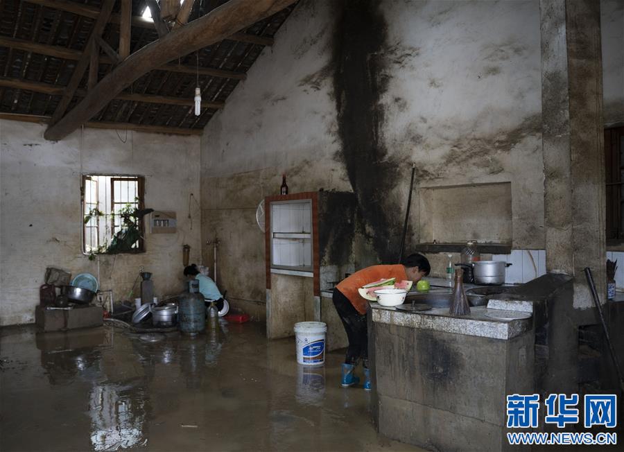 長江中下游地區災情頻傳,民眾積極展開自救。 圖:新華社 長江中下游地區災情頻傳,民眾積極展開自救。 圖:新華社