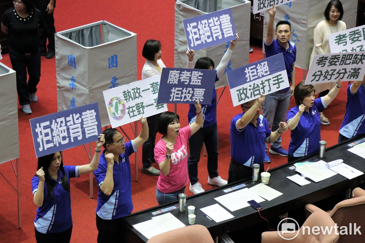 立院今舉行考試委員人事案投票,國民黨團舉牌抗議,怒斥「拒絕政治打手」。 圖:謝孟華/攝 立院今舉行考試委員人事案投票,國民黨團舉牌抗議,怒斥「拒絕政治打手」。 圖:謝孟華/攝
