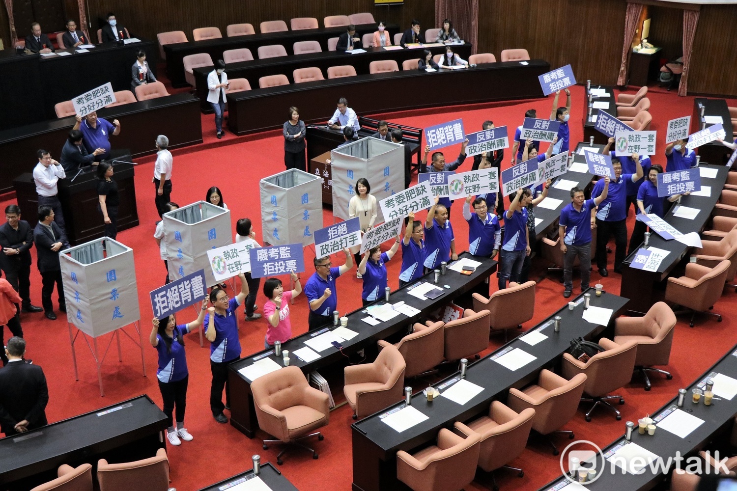 立院今舉行考試委員人事案投票,國民黨團多名立委到場舉牌抗議。 圖:謝孟華/攝 立院今舉行考試委員人事案投票,國民黨團多名立委到場舉牌抗議。 圖:謝孟華/攝