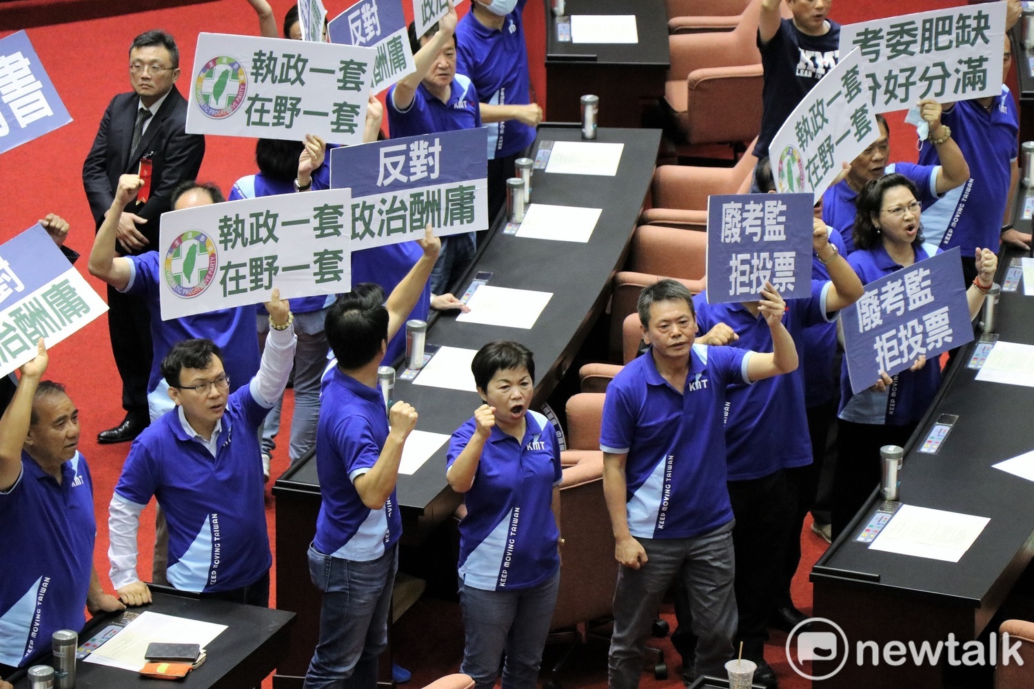 立院今舉行考試委員人事案投票,國民黨團舉牌抗議,痛批無法接受這樣的提名人選。 圖:謝孟華/攝 立院今舉行考試委員人事案投票,國民黨團舉牌抗議,痛批無法接受這樣的提名人選。 圖:謝孟華/攝