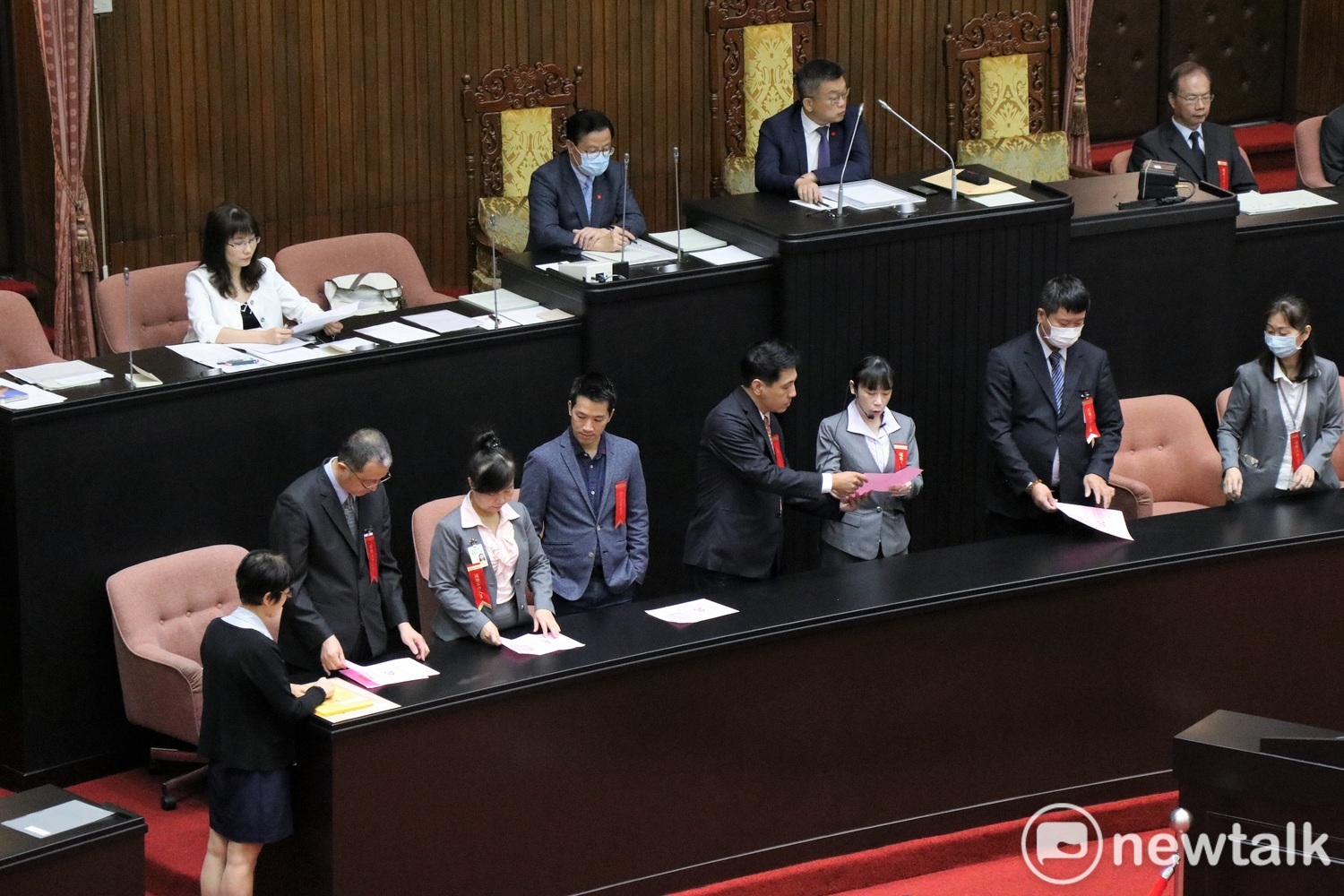 立院今舉行考試委員人事案投票,議場人員正進行開票。 圖:謝孟華/攝 立院今舉行考試委員人事案投票,議場人員正進行開票。 圖:謝孟華/攝