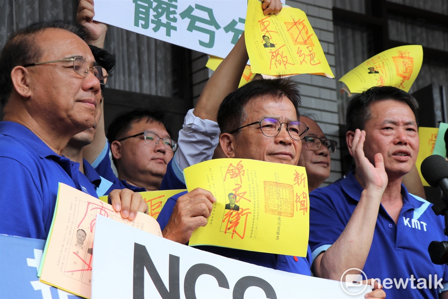 立法院臨時會今天行使國家通訊傳播委員會人事同意權投票,國民黨團立委在議場外表示抗議。 圖:謝孟華/攝 立法院臨時會今天行使國家通訊傳播委員會人事同意權投票,國民黨團立委在議場外表示抗議。 圖:謝孟華/攝