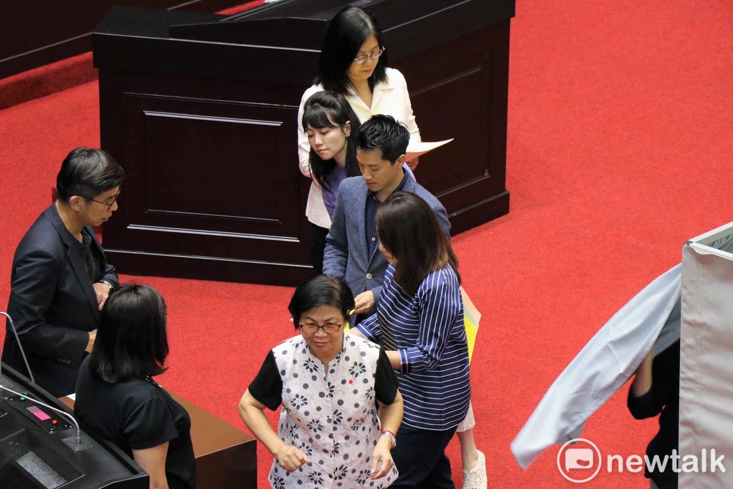 立法院臨時會今日行使國家通訊傳播委員會(NCC)人事同意權投票,民進黨立委何志偉、高嘉瑜到場投票。 圖:謝孟華/攝 立法院臨時會今日行使國家通訊傳播委員會(NCC)人事同意權投票,民進黨立委何志偉、高嘉瑜到場投票。 圖:謝孟華/攝