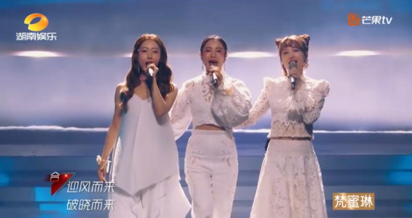丁噹(中)、金莎(右)、白冰(左)三人合唱《仰世而來》,合作無間。 圖:翻攝自芒果TV 丁噹(中)、金莎(右)、白冰(左)三人合唱《仰世而來》,合作無間。 圖:翻攝自芒果TV