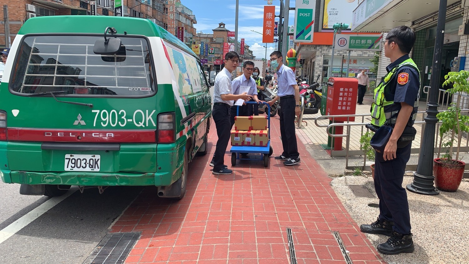 警方在各郵局門口嚴加戒備護送三倍券安全送達。 圖:蘆竹分局/提供 警方在各郵局門口嚴加戒備護送三倍券安全送達。 圖:蘆竹分局/提供