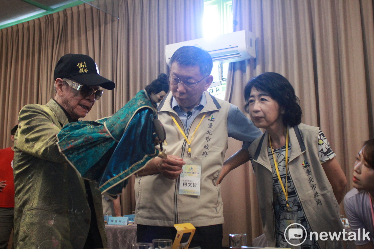 國寶級大師黃俊雄現場操偶演出給台北市長柯文哲、柯夫人陳佩琪看。 圖:周煊惠 /攝 國寶級大師黃俊雄現場操偶演出給台北市長柯文哲、柯夫人陳佩琪看。 圖:周煊惠 /攝