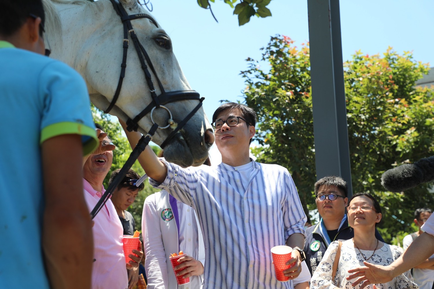陳其邁(中)出席橋頭馬術治療課程開訓。 圖:陳其邁競總/提供 陳其邁(中)出席橋頭馬術治療課程開訓。 圖:陳其邁競總/提供