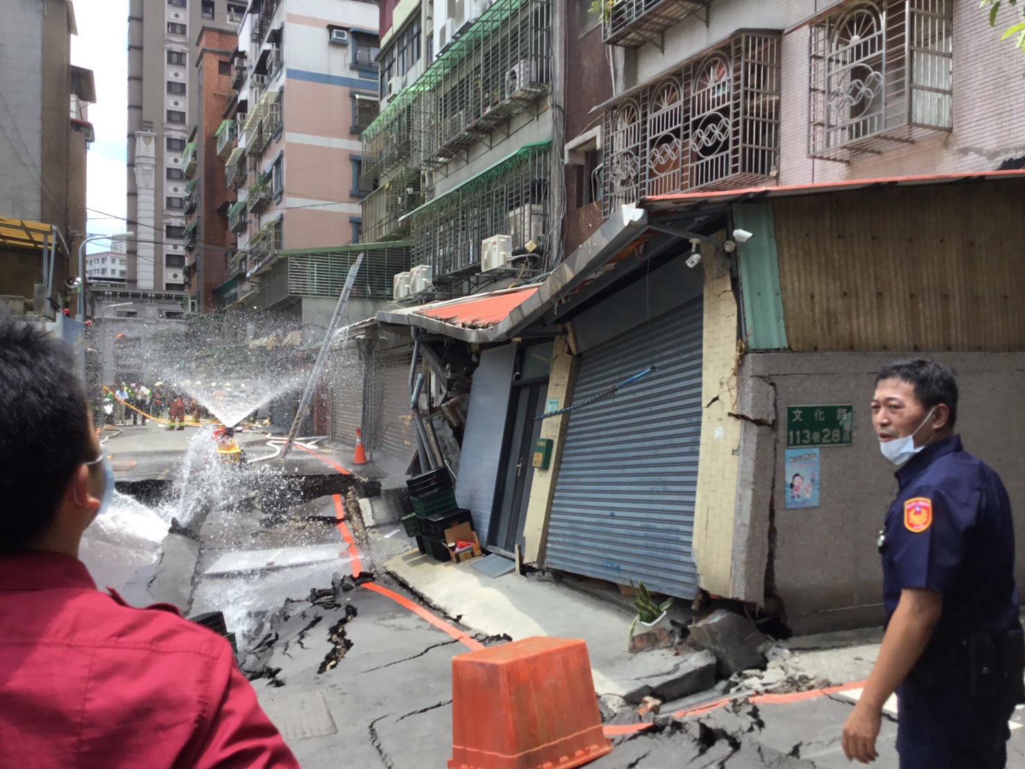 新北市永和區文化路113巷一處工地旁11日發生路面坍塌,新北市政府初步勘查,疑因施工不慎釀災,造成鄰近民宅建築物結構受損,周邊計有80戶、103人先行疏散,目前安置於永和區2處旅社。 圖:新北市政府工務局提供 新北市永和區文化路113巷一處工地旁11日發生路面坍塌,新北市政府初步勘查,疑因施工不慎釀災,造成鄰近民宅建築物結構受損,周邊計有80戶、103人先行疏散,目前安置於永和區2處旅社。 圖:新北市政府工務局提供